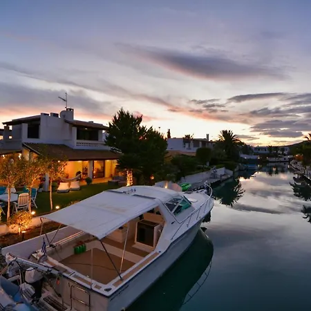 Villa Unique Canal Villa With Boat Dock In Porto Hydra