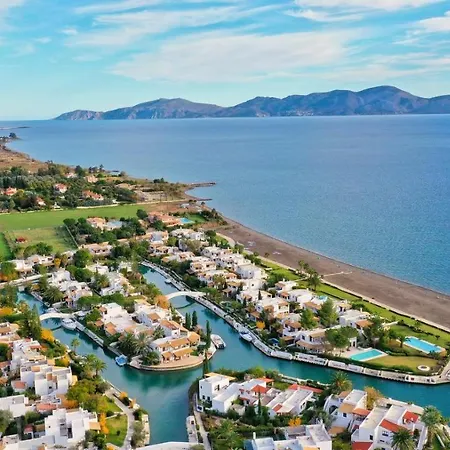 Unique Canal Villa With Boat Dock In Porto Hydra *