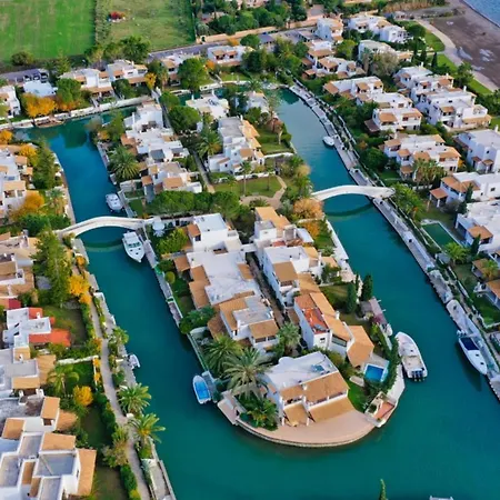 Villa Unique Canal Villa With Boat Dock In Porto Hydra *